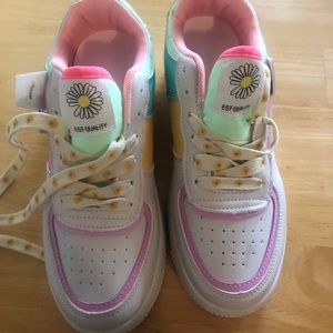 Sneakers Daisy motif multi color NWOT Size 40(9)